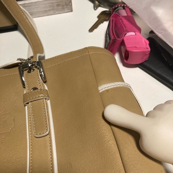 Coach Hampton beige/tan with white accents - Picture 9 of 11